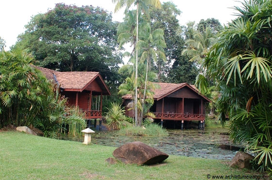 CHERATING - Soggiorniamo a Villa de Fedella, un bel posto con chalet sistemati intorno ad un laghetto di fior di loto