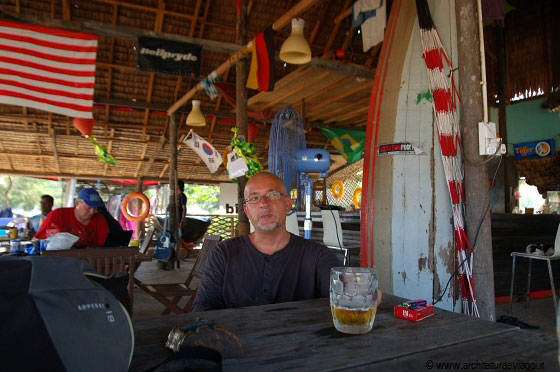 CHERATING - Sorseggiamo una birra al Don't Tell Mama godendoci i colori della spiaggia al pomeriggio