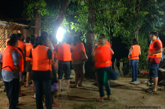 CHERATING - Il gruppo si prepara con i giubbotti salvagente e raggiunge le barche