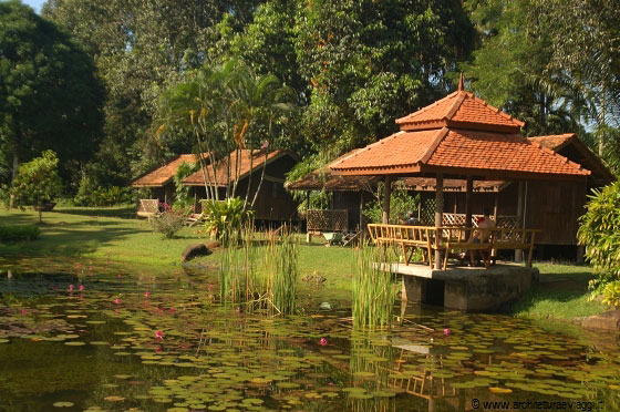 CHERATING - Il sole esalta i colori del bel giardino e dello stagno di Villa de Fedella