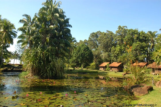 VILLA DE FEDELLA - Gli chalet sono sistemati intorno ad un laghetto di fior di loto e a un prato pieno di palme da cocco 