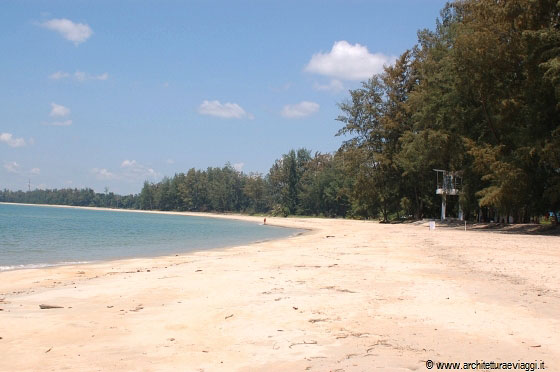 COSTA EST - Durante la stagione dei monsoni, da novembre a marzo, Cherating è un'ottimo posto in cui praticare il surf