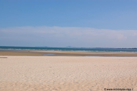 CHERATING - La vasta spiaggia di sabbia bianca amata dai surfisti