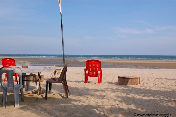 CHERATING - L'immensa spiaggia appare ancora più enorme osservata con in primo piano i tavoli del Don't Tell Mama