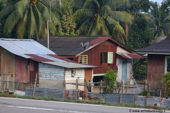 CHERATING - Kampung sulla statale, di fronte alla fermata di autobus