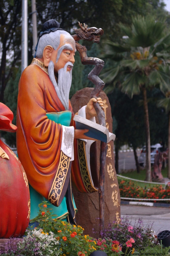 KUALA LUMPUR - Ci sistemiamo a Brickfields nei pressi della stazione KL Central e della monorotaia, zona comodossima per gli spostamenti