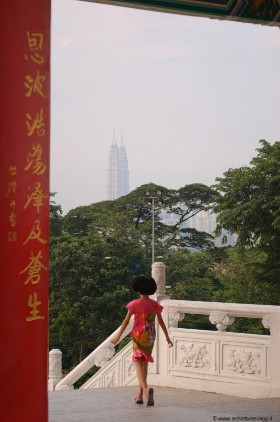 THEAN HOU TEMPLE - L'immagine leggiadra di una bambina tra la colonna del tempio e il profilo delle Petronas