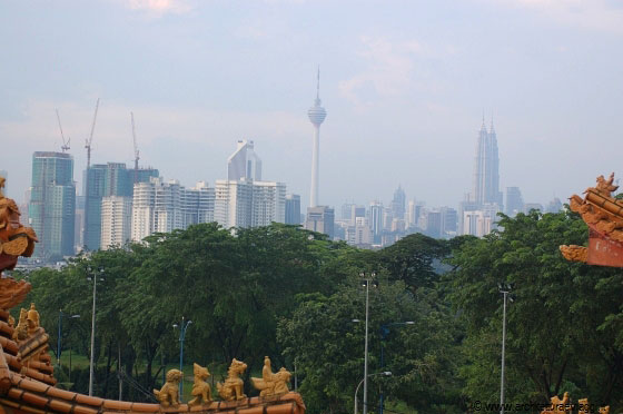 THEAN HOU TEMPLE - Luogo perfetto per godere della vista panoramica dello skyline di Kuala Lumpur; si riconoscono le Petronas Towers, la KL Tower e il Menara Maybank dell'arch. Hijjas Kasturi