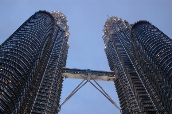 PETRONAS TOWERS - Inaugurate nel 1998 queste due torri gemelle rivestite di acciaio sono alte 451,9 metri