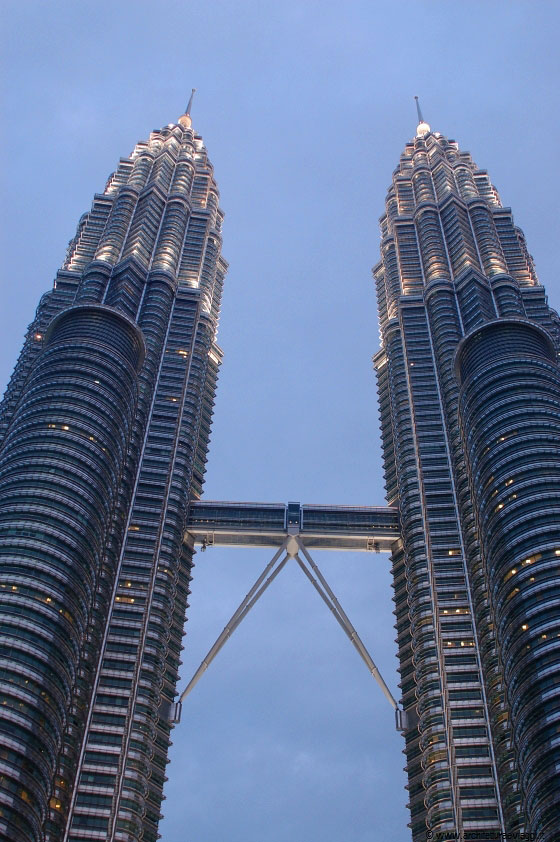 PETRONAS TWIN TOWERS - Le torri Petronas hanno detenuto il primato di edifici più alti del mondo dal 1998 al 2004, superando colossi come le Sears Tower di Chicago e le Torri Gemelle di New York