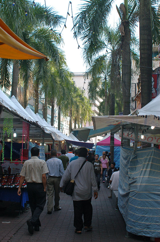 CENTRAL MARKET - All'esterno dell'edificio déco si tiene un mercato all'aperto