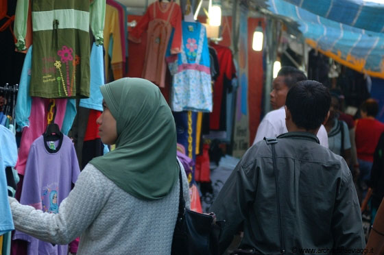 CENTRAL MARKET - Già al mattino il mercato all'aperto è frequentato e vivace