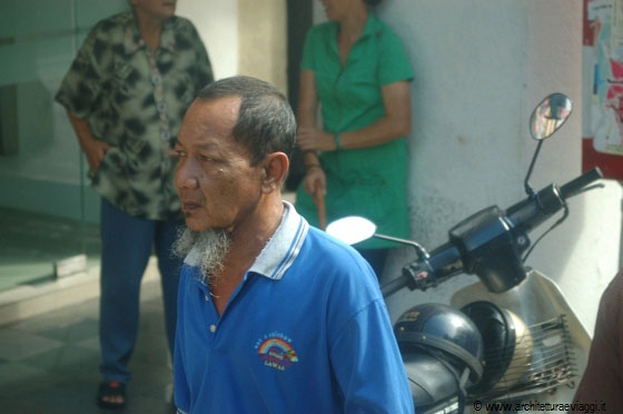 KUALA LUMPUR - Dal bus n. 11 osserviamo le strade e i passanti