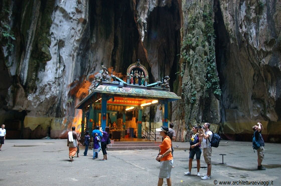 BATU CAVES - Dietro la maestosa grotta principale ne esiste una più piccola quasi simile a un atrio