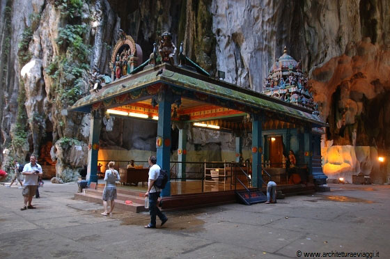 BATU CAVES - Idoli statue eretti all'interno delle grotte principali e intorno ad esse