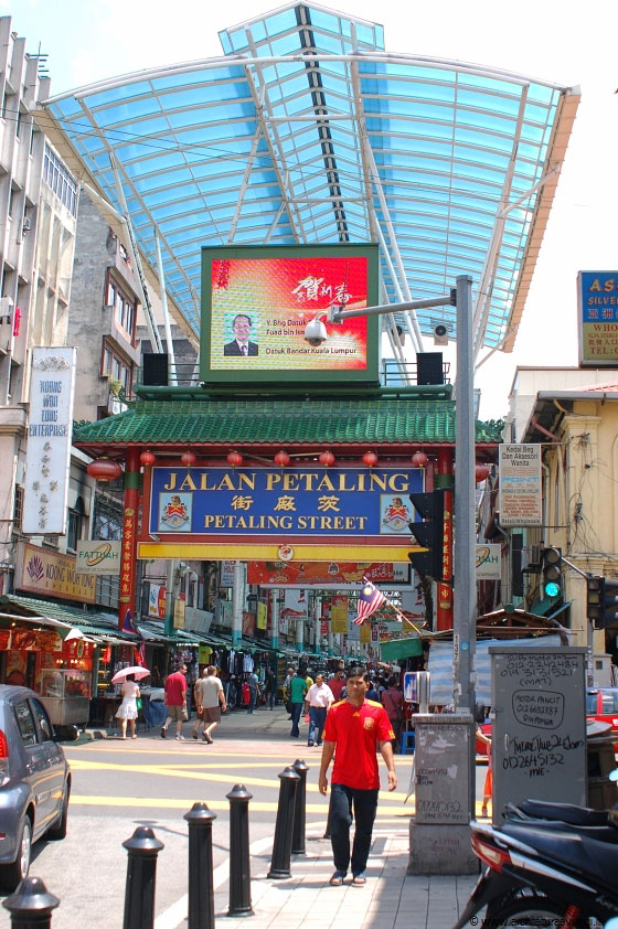 KUALA LUMPUR - Il cuore commerciale di Chinatown è rappresentato dalla strada coperta Jalan Petaling 