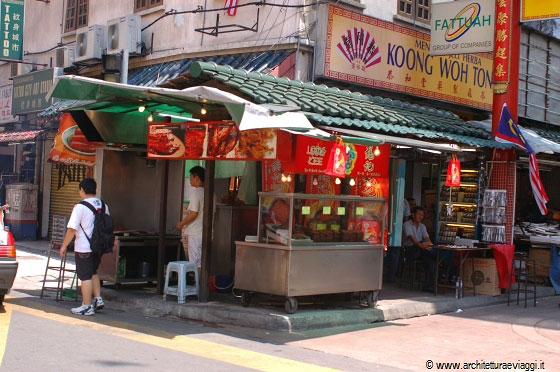 CHINATOWN - Questo posto ha ristoranti e bancarelle di cibo in abbondanza che offrono specialità locali come mee Hokkien, Bakar Ikan, laksa Asam, curry e pasta