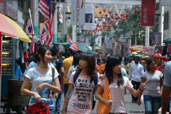 CHINATOWN - A Jalan Petaling si trova un pò di tutto, frutta, vestiti, orologi contraffatti, copie di borse di marca, CD e DVD