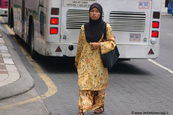 KUALA LUMPUR - Le donne malesi non sono costrette a indossare la purdah come in Medio Oriente