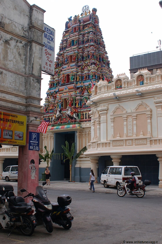 CHINATOWN - Il gopurum policromo e sovraccarico di divinità dello Sri Mahamariamman Temple