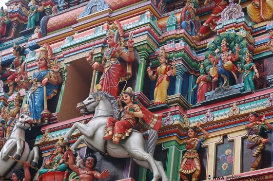 SRI MAHAMARIAMMAN TEMPLE - Particolare del gopurum policromo e sovraccarico di divinità