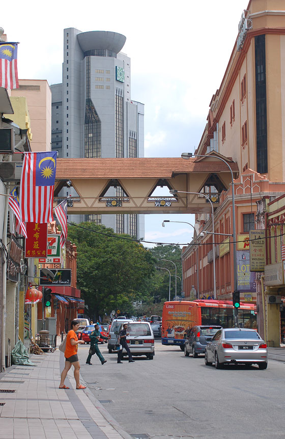 KUALA LUMPUR - A mano a mano che la scopriamo la capitale della Malesia ci sembra affascinante