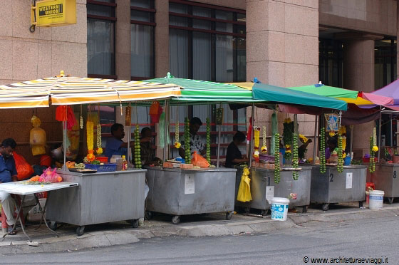 KUALA LUMPUR - Bancarelle indiane vendono conone di fiori e frutta nei pressi dello Sri Mahamariamman Temple