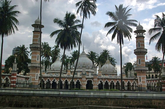 KUALA LUMPUR - Come le moschee costruite dai moghul nel nord dell'India, anche la Masjid Jamek ha cupole a bulbo, minareti e colonnati ad arco