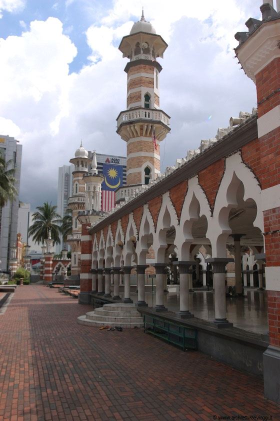 LITTLE INDIA - Minareti a file sovrapposte di mattoni rosa e bianchi e colonnati ad arco per la Masjid Jamek