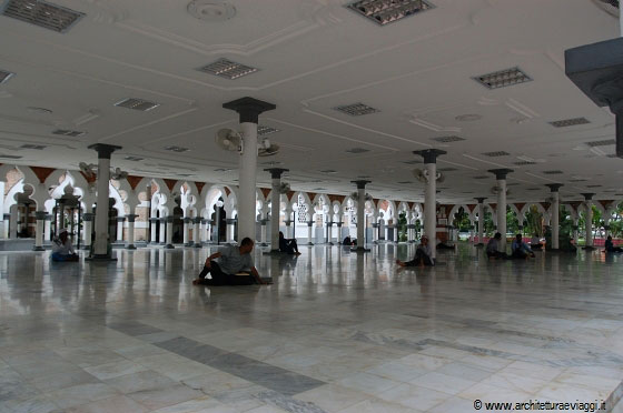 KUALA LUMPUR - Ci affacciamo all'interno della grande loggia della Masjid Jamek