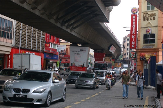 KUALA LUMPUR - La sopraelevata che attraversa la città nei pressi della Masjid Jamek LTR