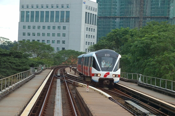 KUALA LUMPUR - Il treno che porta a KL Central percorre la soprelevata che attraversa la città