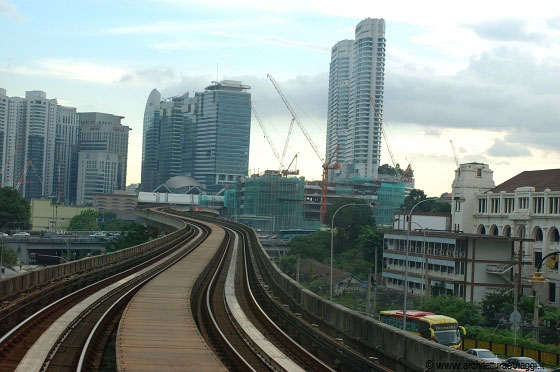 VERSO KL SENTRAL - Capolinea dei treni regionali e internazionali e ben collegata all'aeroporto e alla città