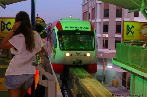 BRICKFIELDS - La stazione della monorotaia per raggiungere il Golden Triangle