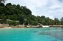 PULAU PERHENTIAN BESAR. Dal taxi d'acqua ammiriamo la splendida baia di fronte al Perhentian Island Resort