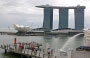 MARINA BAY SANDS. La piscina Infinity, come un grande vascello, sovrasta il tetto del più grande complesso dell'Asia