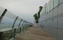 MARINA BAY SANDS. Pagati 20 S$ siamo saliti sul tetto dell'hotel, la grande barca che caratterizza la parte terminale dell'edificio