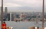 MARINA BAY SANDS. Effetto caduta per l'acqua di questa piscina al 55° piano apparentemente priva di parapetti