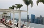 MARINA BAY SANDS. Una piscina al 55° piano che sembra sospesa nel vuoto