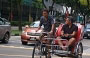 SINGAPORE. Pedalare in mezzo al traffico della città 