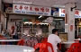 JALAN BESAR. Aspettando la preparazione dei nostri piatti ci gustiamo l'atmosfera spartana del Boon Hwa Food Centre