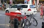 SINGAPORE. Un guidatore di risciò legge tranquillamente il giornale in attesa di clienti di fronte a Bugis Street