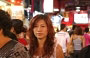 SINGAPORE. Giovani donne cinesi e singaporegne in cerca di affari a Bugis Street