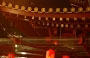 SINGAPORE. Un anziano cinese sonnecchia sui gradini del Buddha Tooth Relic Temple, illuminato dalle belle lanterne rosse