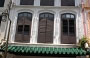 CHINATOWN. Particolare delle caratteristiche finestre con persiane delle shophouse cinesi