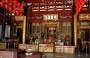THIAN HOCK KENG TEMPLE. I soffitti dorati sono decorati con incisioni che rappresentano storie ed eroi della tradizione folkloristica cinese