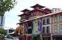 CHINATOWN. L'imponente Buddha Tooth Relic Temple spicca tra le shophouse di South Bridge Road