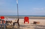 CHERATING. L'immensa spiaggia appare ancora più enorme osservata con in primo piano i tavoli del Don't Tell Mama