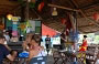 CHERATING. E' piacevole sorseggiare una birra al Don't Tell Mama, un bar dall'atmosfera informale proprio sulla spiaggia