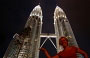 KLCC. Io, in una visione surrealistica, davanti alle maestose Petronas Towers